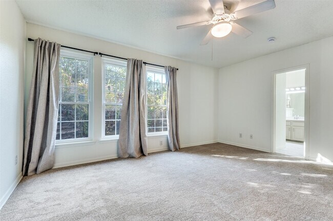 Building Photo - 2634 Encina Dr