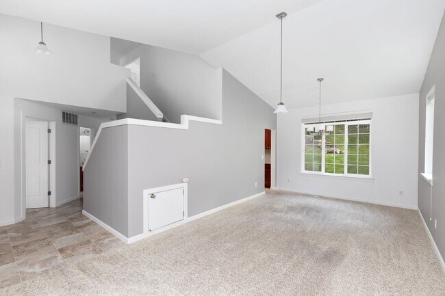 Building Photo - 50% Off First Month's Rent for March Move In! Beautiful 4 Bedroom 3 Bath Issaquah Home on Large P...