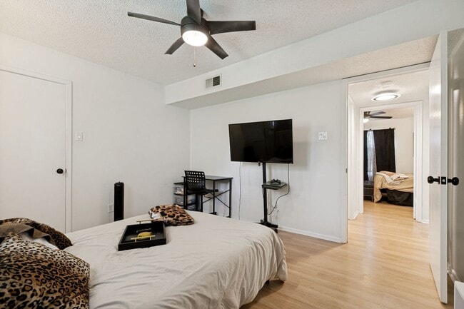 Building Photo - Welcome Home to this beautiful 2-bedroom, 2-bath Condo in highly sought-after Olmos Park Townhomes