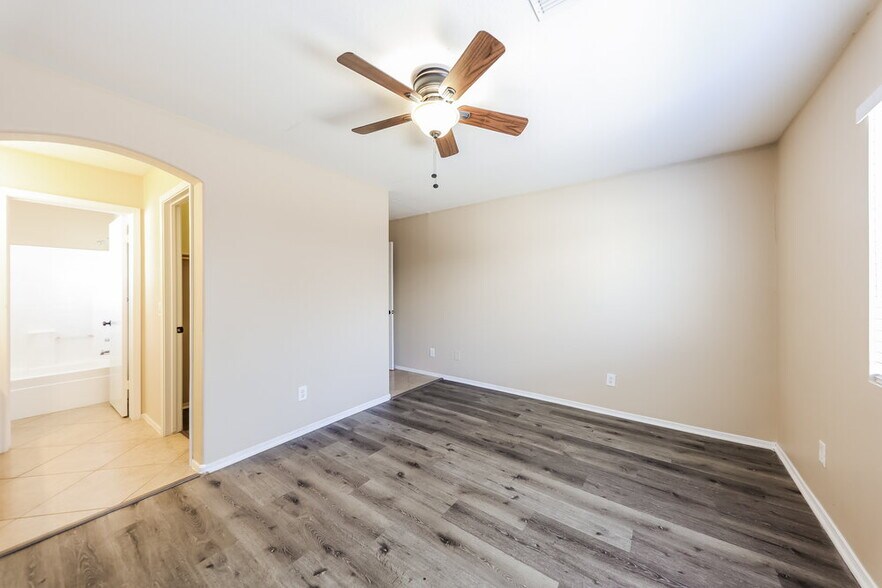 Building Photo - 10653 W Poinsettia Dr
