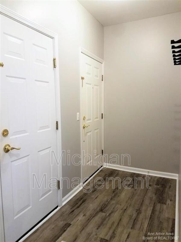 Building Photo - 9521 Lakeside Dr