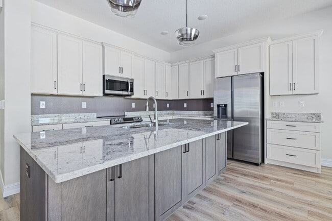 Building Photo - MODERN 3-BEDROOM W/ OFFICE WEST TAMPA HOME | BUILT 2023 | FENCED YARD | PET FRIENDLY