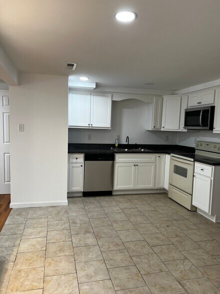 Building Photo - 4432 Mockingbird Ln