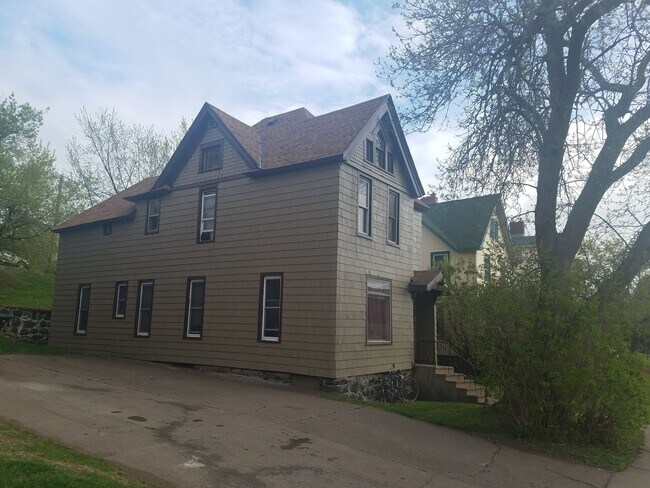 Building Photo - 613 E 1st St