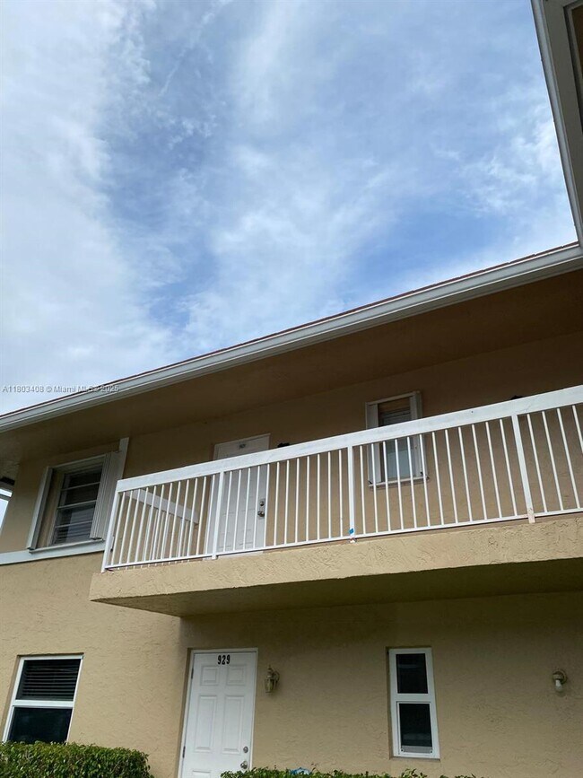 Building Photo - 931 Twin Lakes Dr