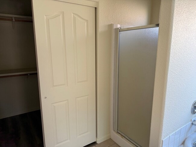 Building Photo - Updated Rental Available Now!
