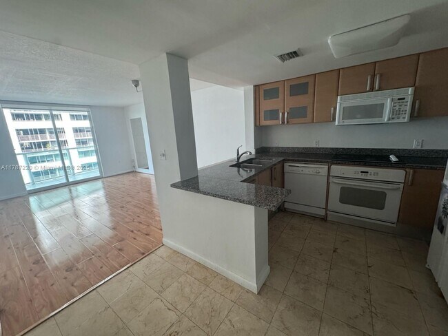 Building Photo - 2101 Brickell Ave