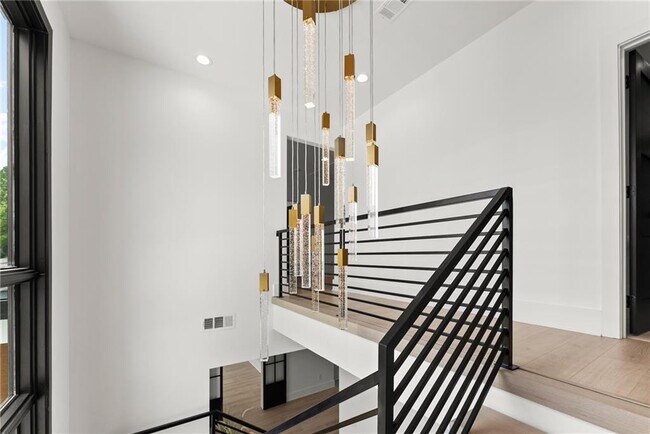 Building Photo - 151 S Pointe Dr