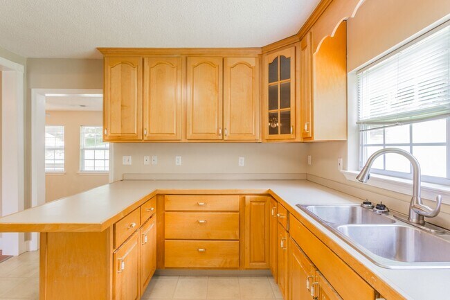Building Photo - Charming home on River Canyon Drive
