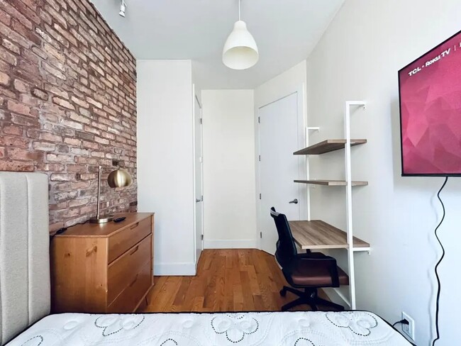 Building Photo - Furnished room/NOT APARTMENT