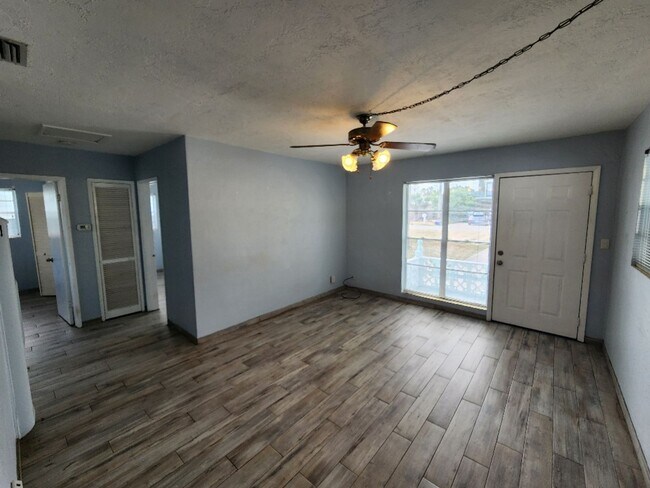 Building Photo - Nice beach side 2/1, walk to beach, restaurants