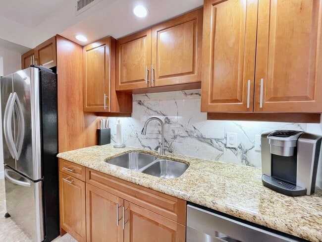 Building Photo - 3000 N Ocean Dr