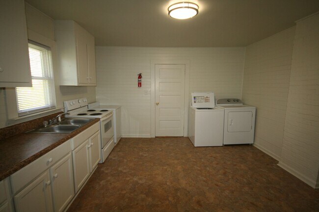 Building Photo - 1019 Sedgefield St