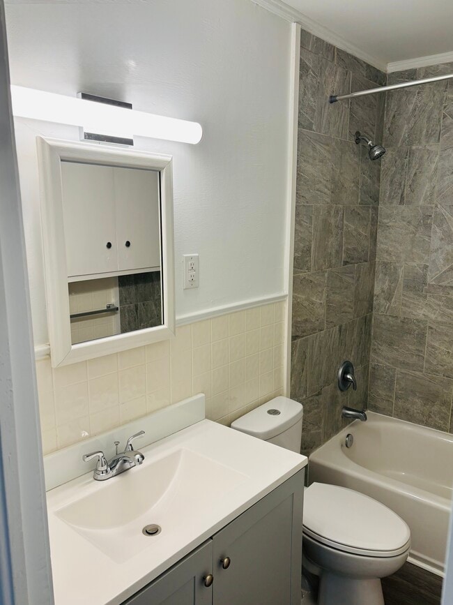 Building Photo - 1312 E 60th St