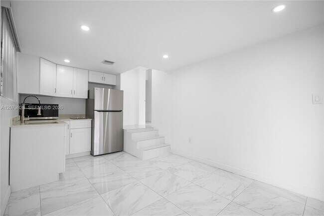 Building Photo - 411 SW 34th Ave