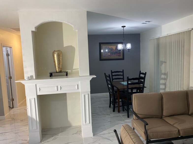 Building Photo - 825 Forest Lake Dr S