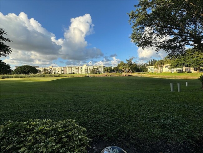 Building Photo - 2601 S Palm Aire Dr