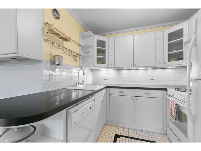 Building Photo - 2739 Girard Ave S