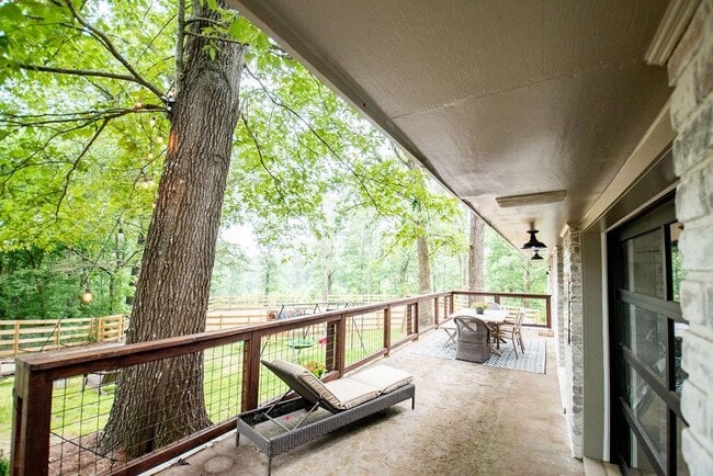 Building Photo - 728 S McCollum Dr