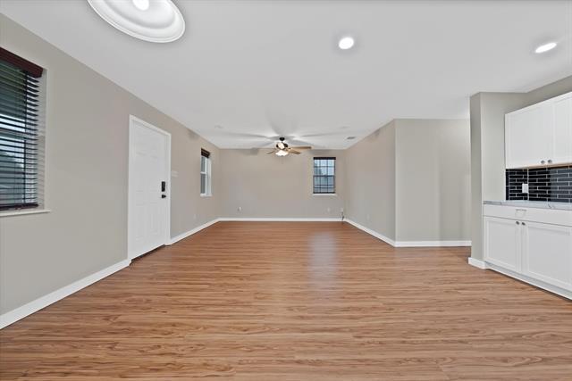 Building Photo - 824 E Prairie View Rd