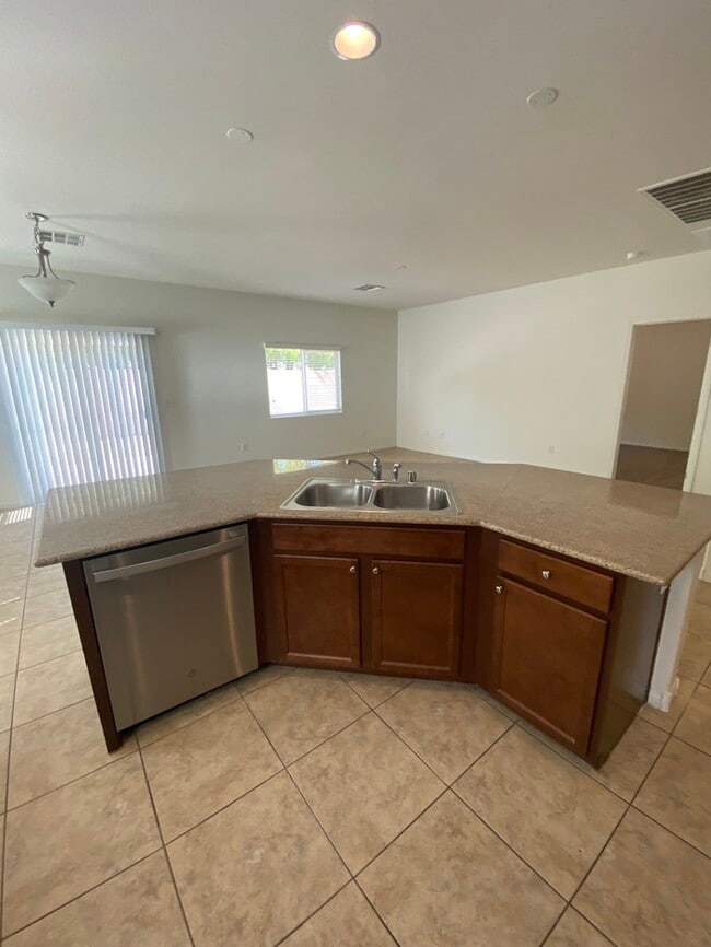 Building Photo - Spacious Single Story 3- Bedroom Home!