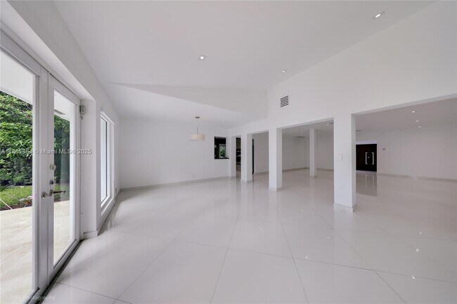Building Photo - 850 N Venetian Dr