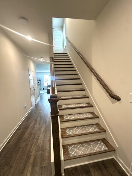 Building Photo - 5069 Dayflower Dr