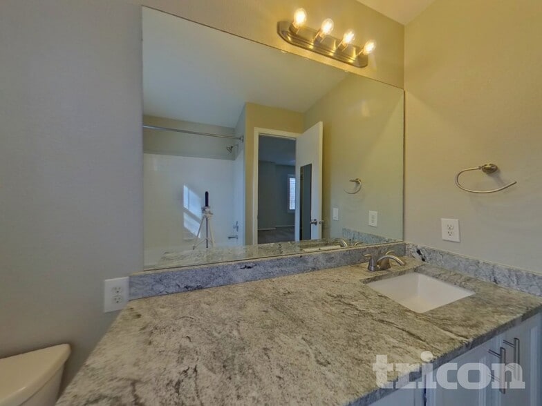 Building Photo - 3025 Richmond Dr