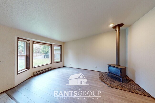 Building Photo - 832R