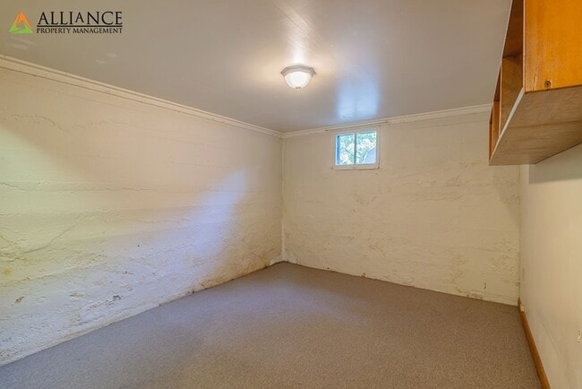 Building Photo - Perfect Location!