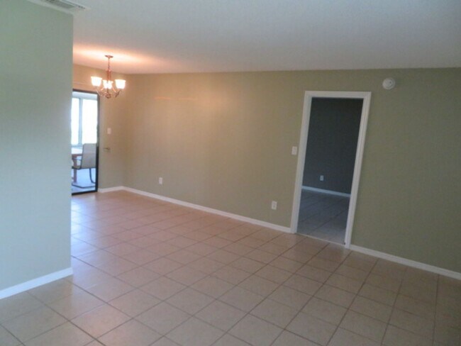 Building Photo - 839 Rosemere Cir