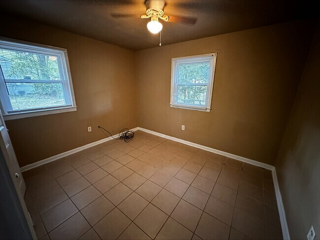 Building Photo - 137 Rosewood Dr