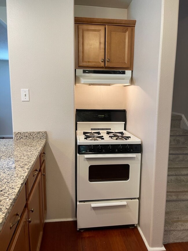 Building Photo - Adorable bungalow with a yard in a fantastic SE location!