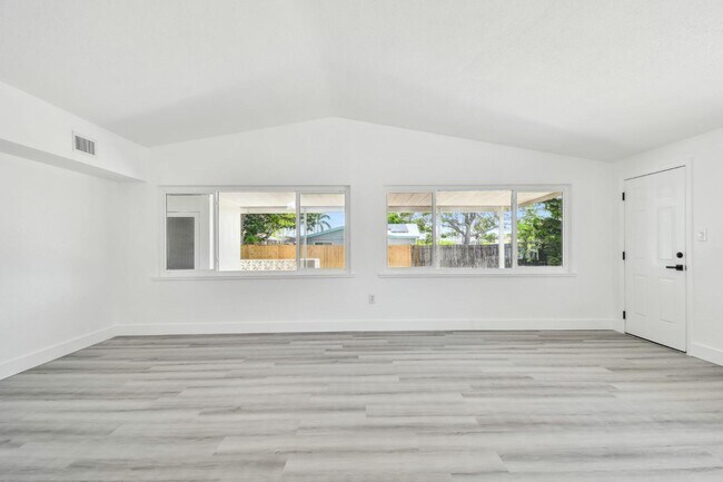 Building Photo - 695 Sunset Dr