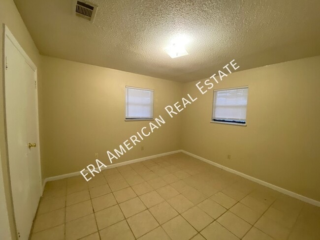 Building Photo - 129 Twin Trees Dr