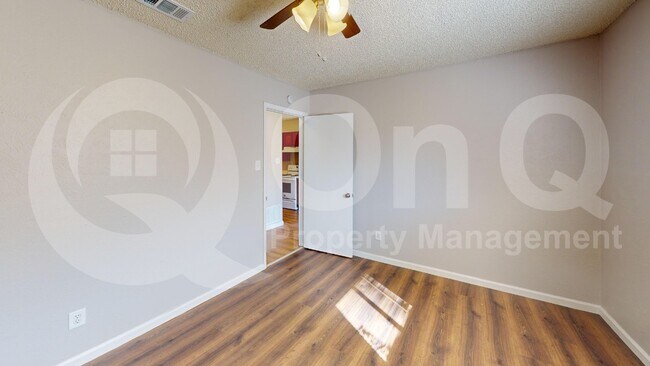 Building Photo - 722 Prairie Creek Dr