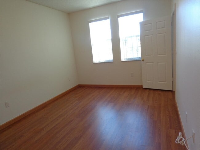 Building Photo - 533 NE 3rd Ave