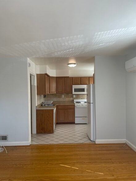 Building Photo - 633 N Nelson St