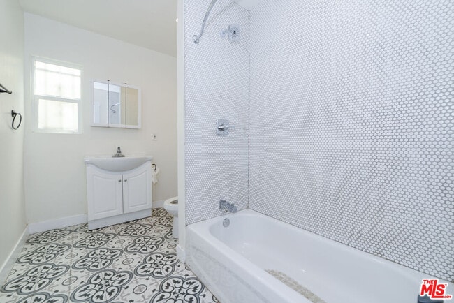 Building Photo - 520 W 82nd St