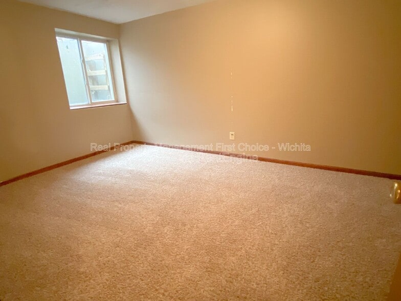 Building Photo - 10802 W Carr Ave