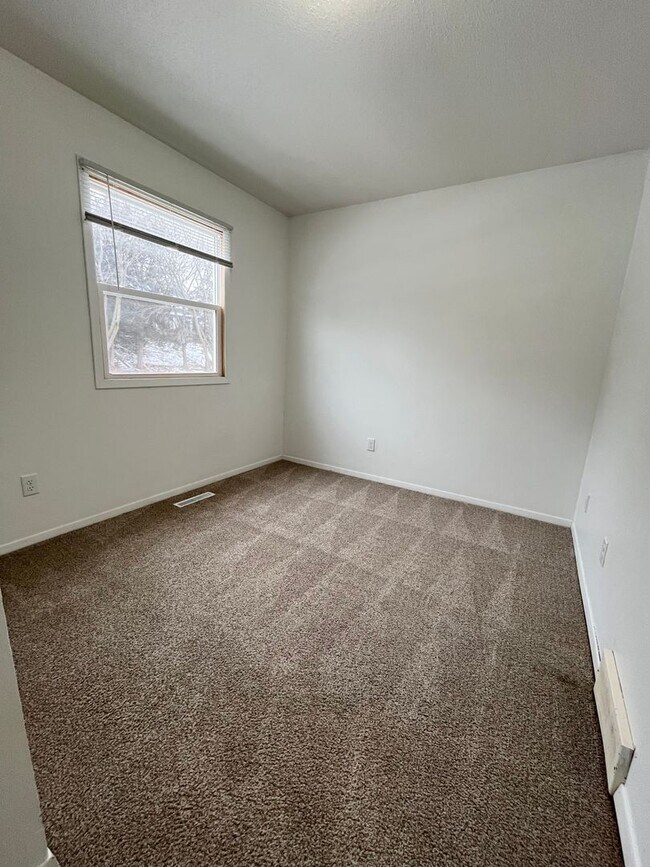 Building Photo - 312 N Spring Ave