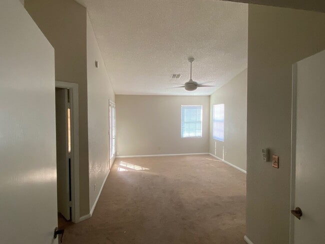 Building Photo - 3 Bedroom 2 Bathroom Home!