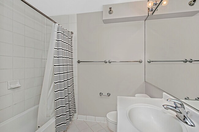 Building Photo - 345 N La Salle Dr