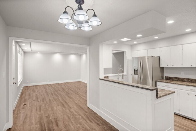 Building Photo - Lovely 3 Bedroom 1.5 bath Milwaukie Charmer.