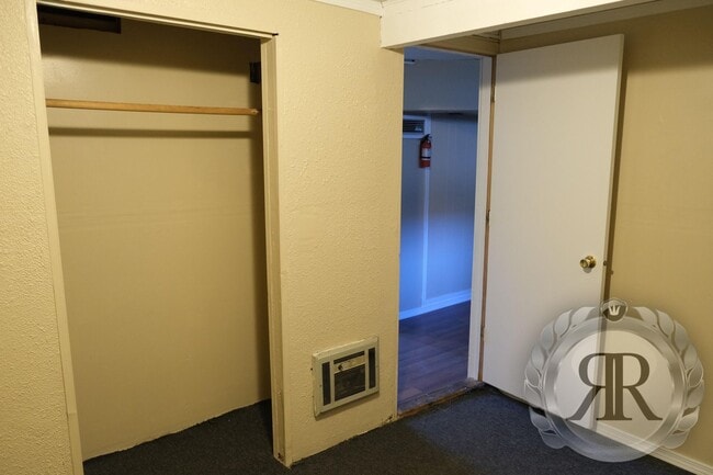 Building Photo - Gorgeous 4bd 1.5bt Home Next to YVC!