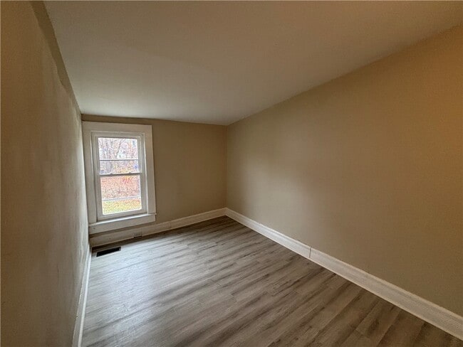 Building Photo - 626 Lewis St