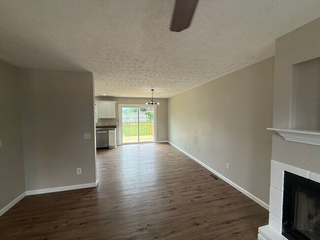 Building Photo - Updated home in Nixa