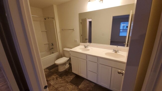 Building Photo - 192 Goldenrod Dr
