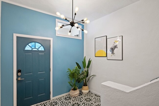 Building Photo - UPDATED LARGE BRIGHT 1800sf 3BR/2BA/1GR In...