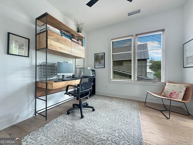 Building Photo - 300 Mado Ln